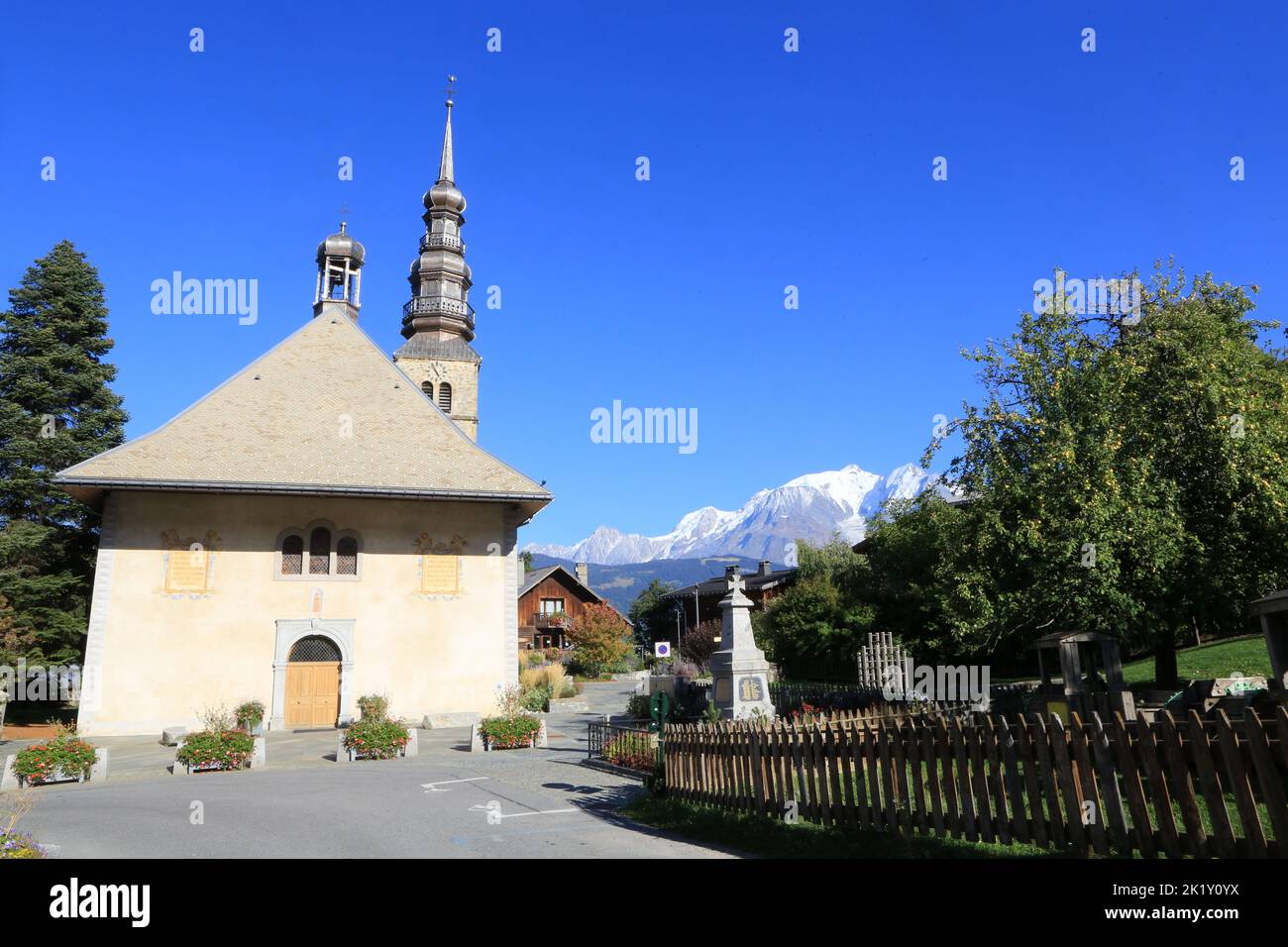 L'église Saint-Nicolas de Combloux et figlio clocher à bulbe. Combloux. Alta Savoia. Auvergne-Rhône-Alpi. Francia. Europa. Foto Stock