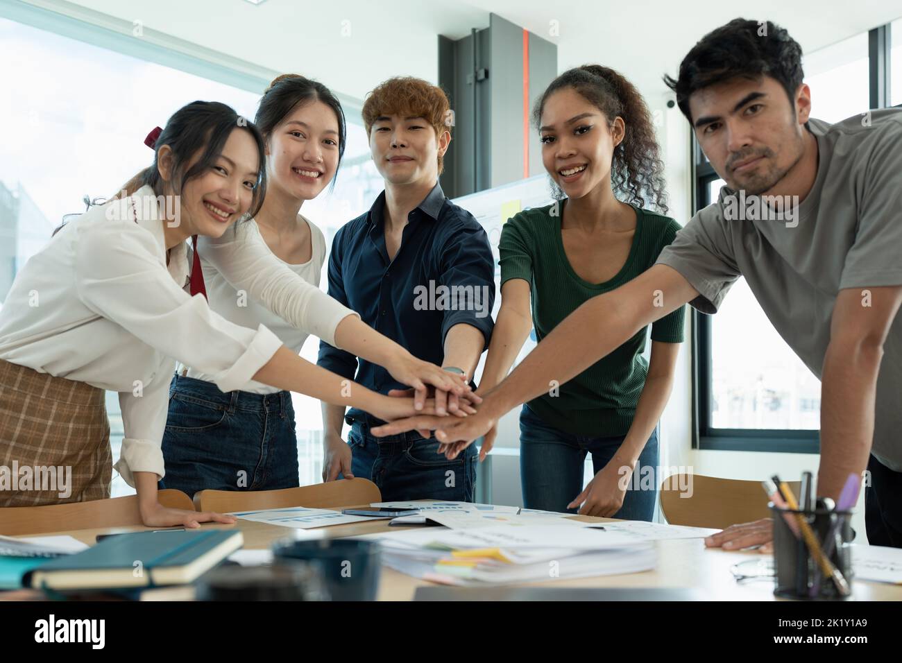 Gruppo di uomini d'affari che mettono le loro mani lavorando insieme su sfondo di legno in ufficio. Gruppo di supporto teamwork accordo concetto Foto Stock