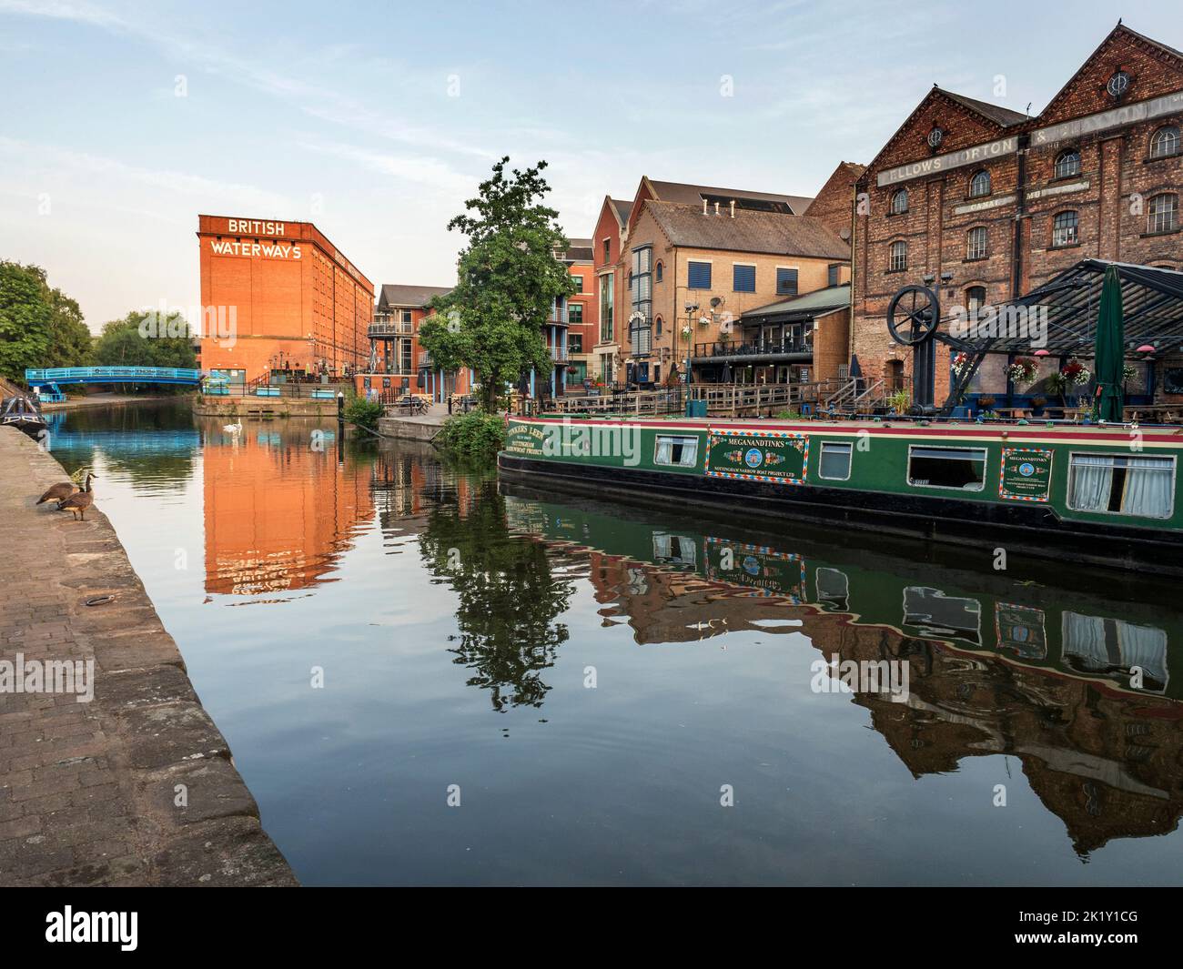 Nottingham Canal e il vecchio edificio dei corsi d'acqua britannici all'alba Nottingham Nottinghamshire Inghilterra Foto Stock