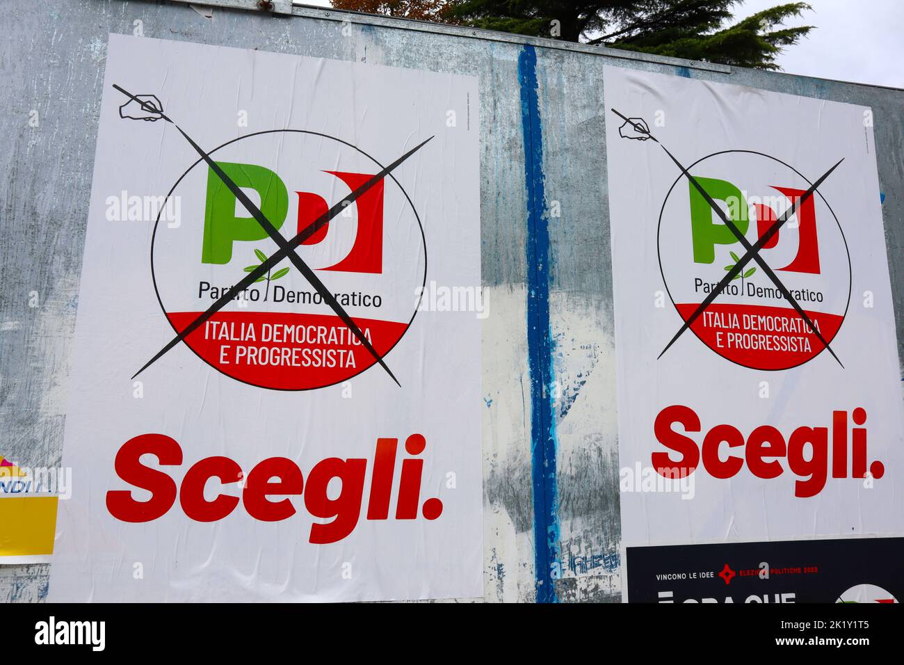 Poster del muro delle elezioni italiane con il simbolo del Partito politico PD PARTITONE DEMOCRATICO per le elezioni generali in Italia del 25 settembre 2022 Foto Stock