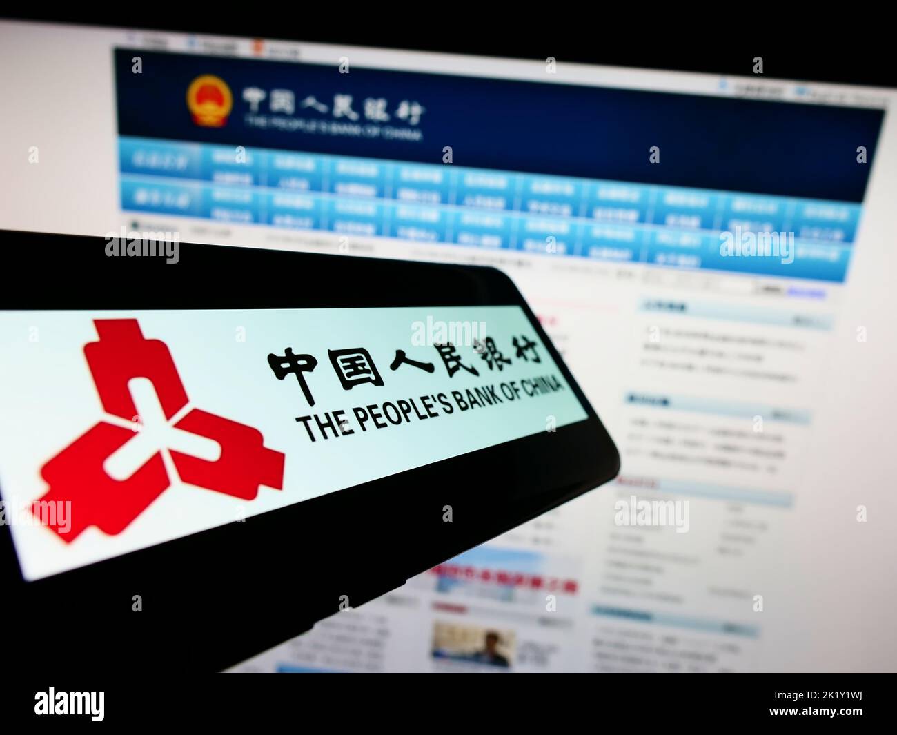 Smartphone con logo della Banca popolare Cinese dell'istituto finanziario sullo schermo di fronte al sito Web. Messa a fuoco al centro del display del telefono. Foto Stock
