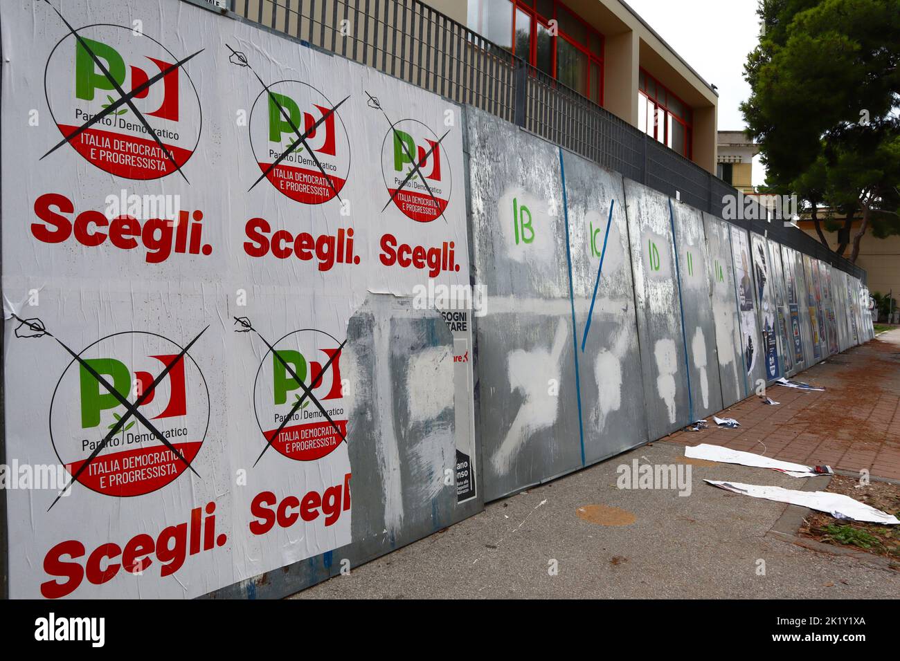 Poster del muro delle elezioni italiane con il simbolo del Partito politico PD PARTITONE DEMOCRATICO per le elezioni generali in Italia del 25 settembre 2022 Foto Stock