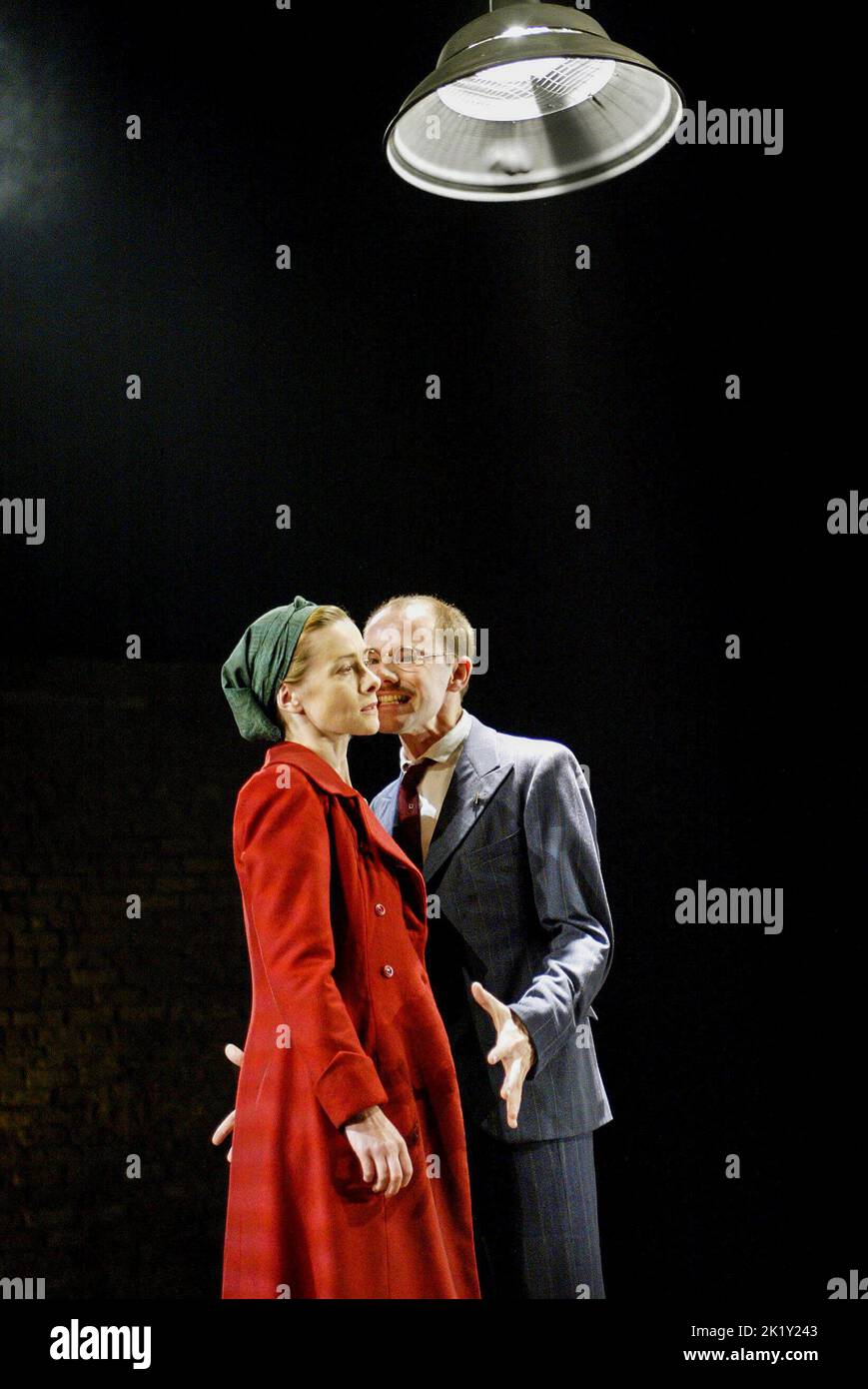 Emma Fielding (Isabella), Daniel Evans (Angelo) in MEASURE FOR MEASURE by Shakespeare at the Royal Shakespeare Company (RSC), Royal Shakespeare Theatre, Stratford-upon-Avon, Inghilterra 02/05/2003 design: Anthony Lamble Lighting: Tim Mitchell regista: Sean Holmes Foto Stock
