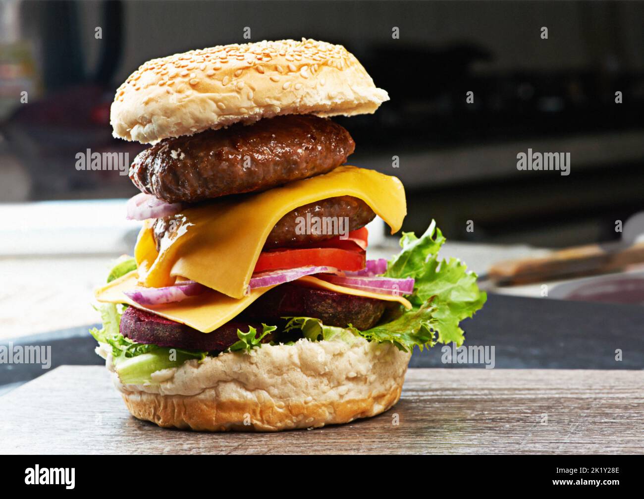 Nel mangiare non c'era una bistecca perduta: Un delizioso hamburger a tre piani. Foto Stock