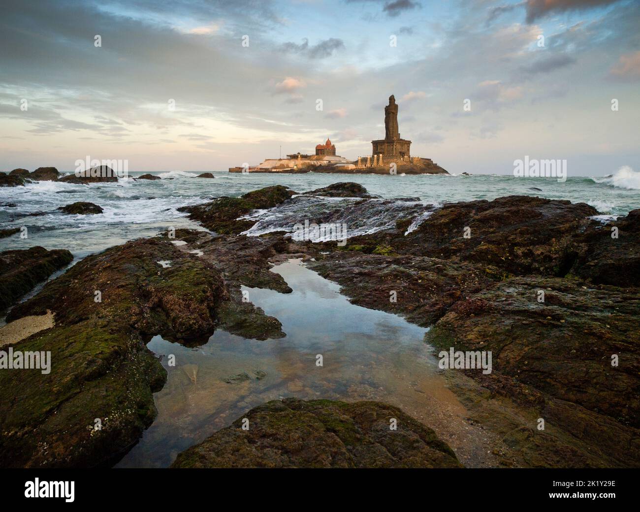 Vista della statua di Thiruvalluvar e del memoriale di Vivekananda Rock al tramonto dalla spiaggia di Kanyakumary a Kanyakumary, Tamil Nadu, India Foto Stock