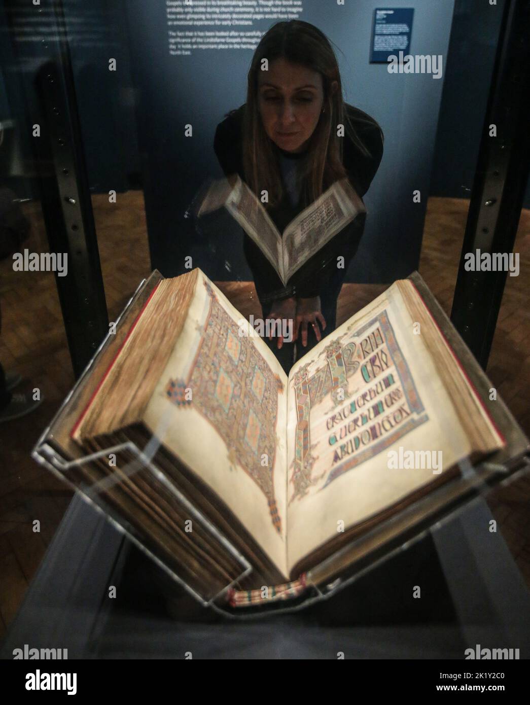 Newcastle Newcastle upon Tyne, Inghilterra 22 settembre 2022 questa sarà la prima volta che il venerato libro, in prestito dalla British Library, sarà esposto in città dal 2000. La mostra studierà il significato dei Vangeli Lindisfarne nel mondo di oggi ed esplorerà il suo rapporto con temi di identità personale, regionale e nazionale. Paul Quezada-Neiman/Alamy Live News Foto Stock