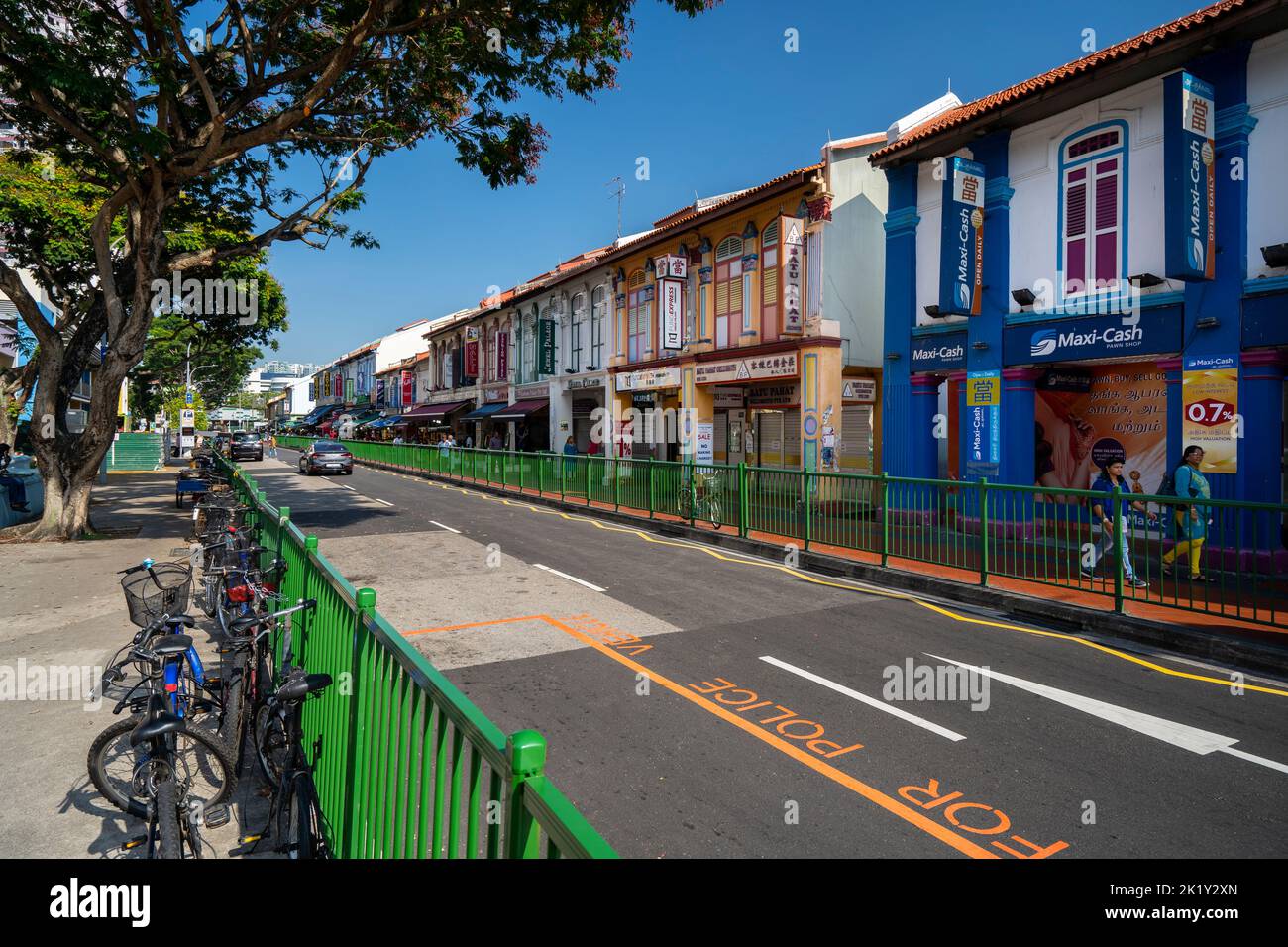 Facciate colorate su edifici storici che fiancheggiano una strada in Little India. Singapore. Foto Stock