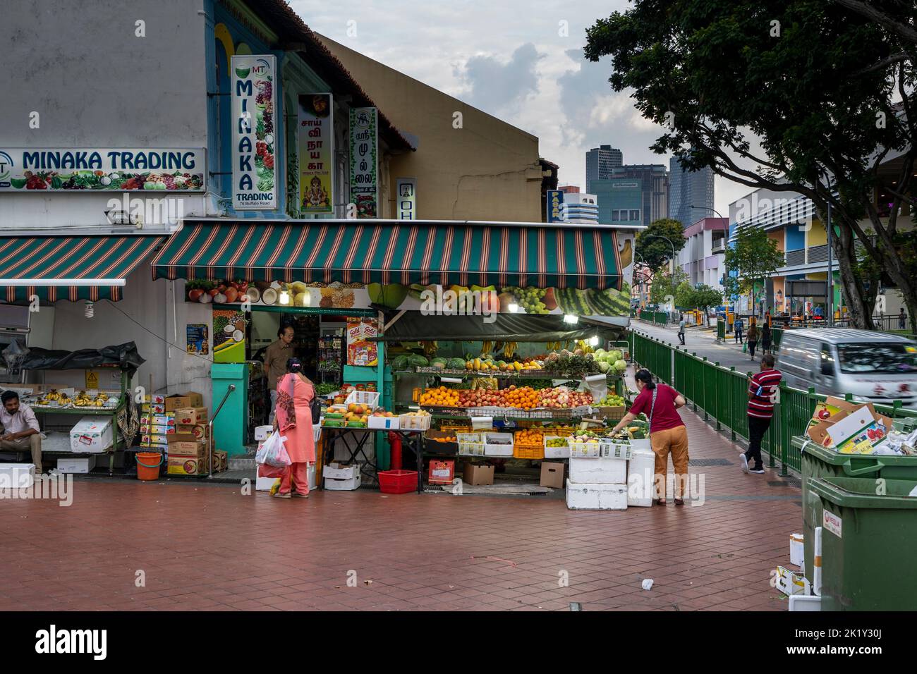 Bancarelle di strada sul marciapiede a Little India, Singapore Foto Stock