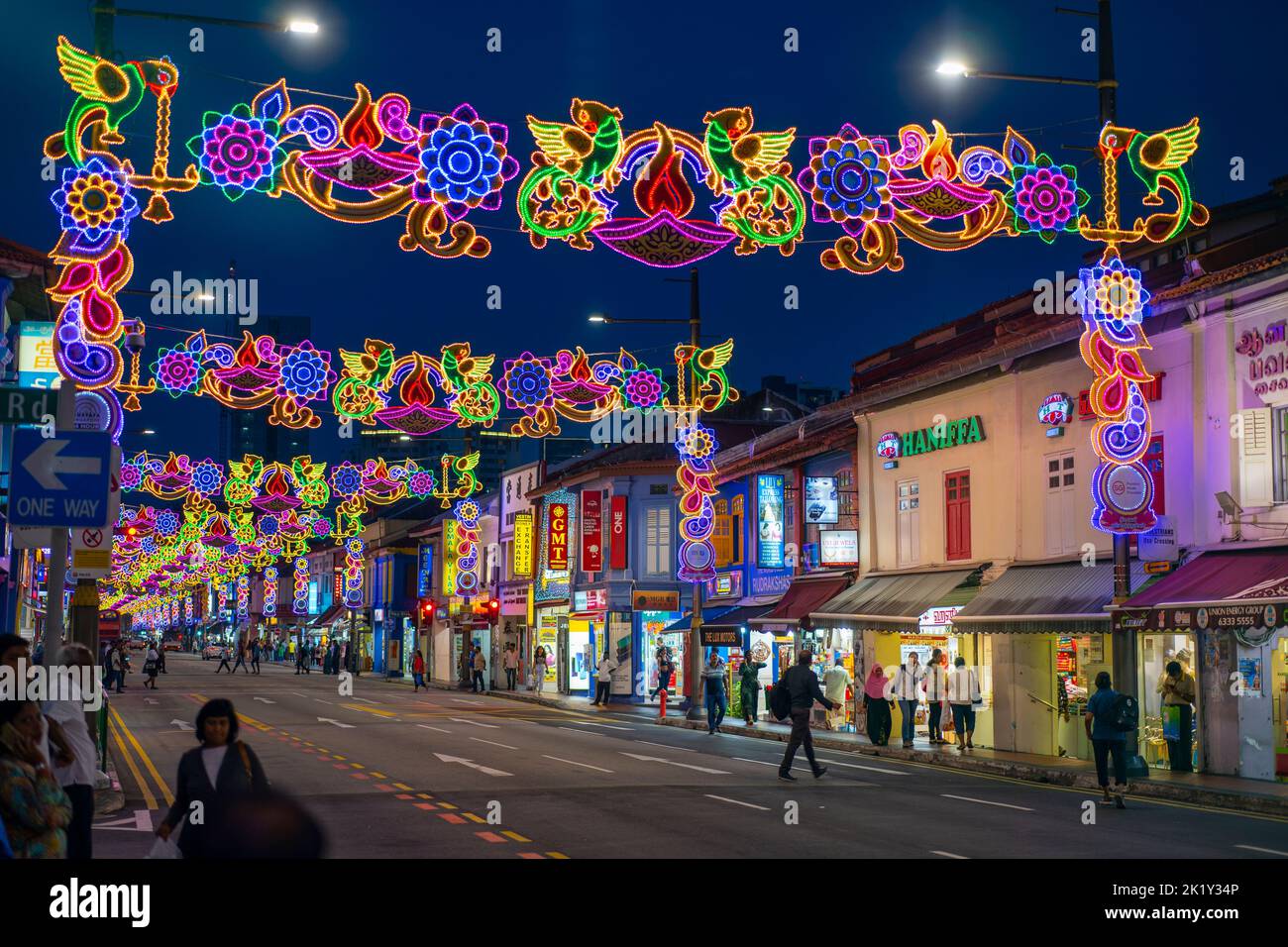 Decorazioni di strada colorate in Little India durante il festival annuale Diwali, noto anche come Festival delle luci. Little India, Singapore Foto Stock