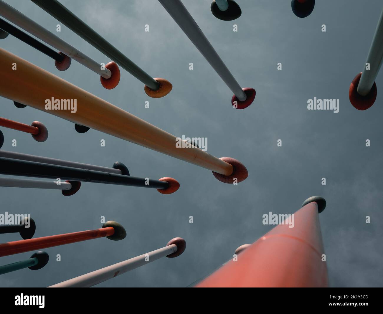 Pali metallici colorati nel parco situato a City Life, Milano Foto Stock