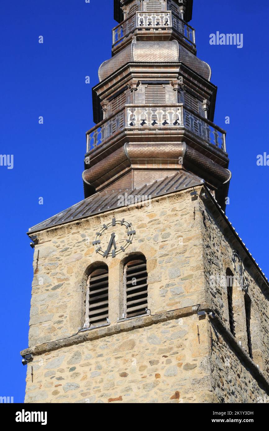 L'église Saint-Nicolas de Combloux et son clocher à bulbe classé au titre des Monuments historiques en 1971. Combloux. Alta Savoia. Auvergne-Rhône-al Foto Stock