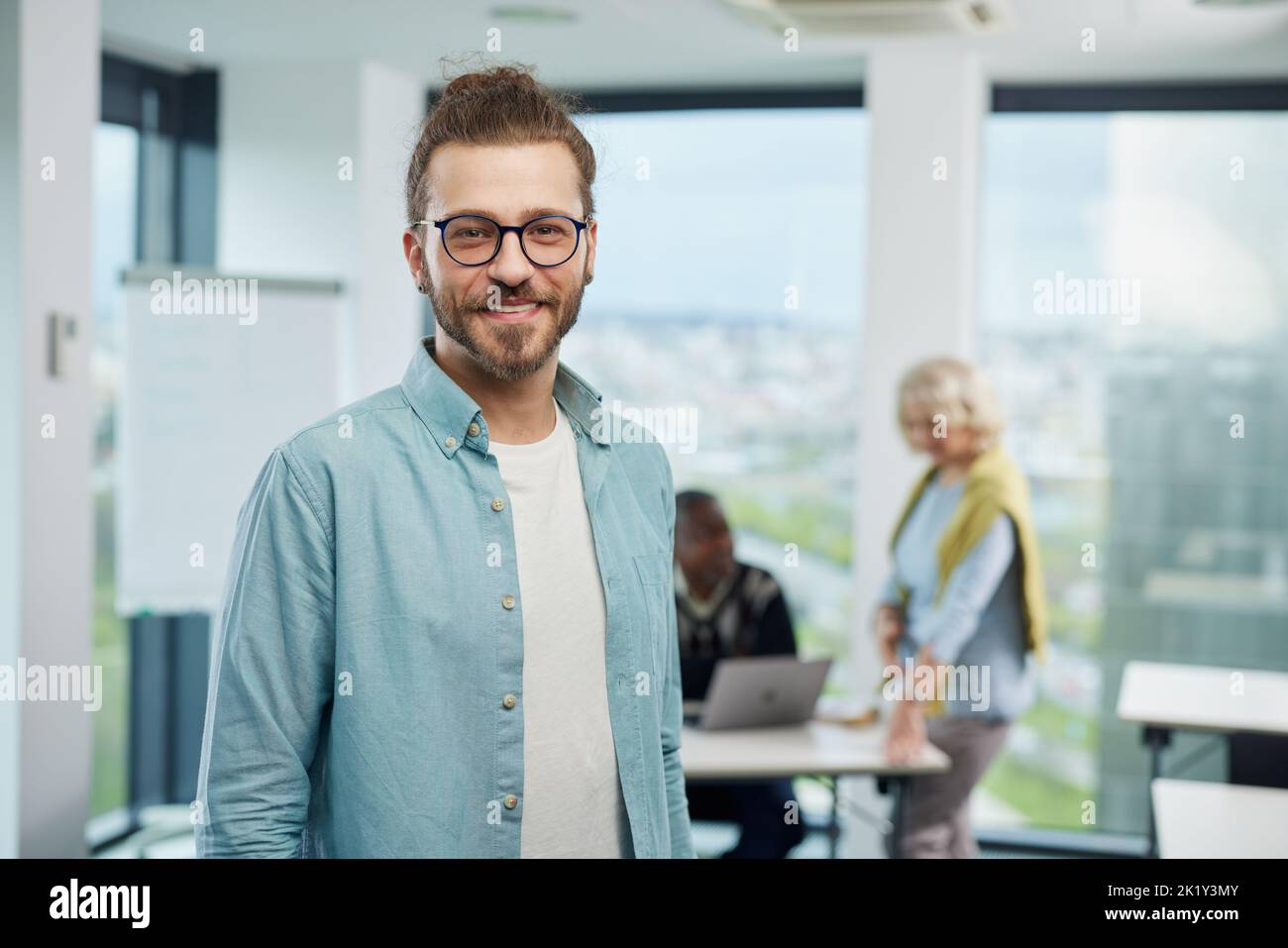 Ritratto di un allegro professore in classe con studenti senior. Foto Stock