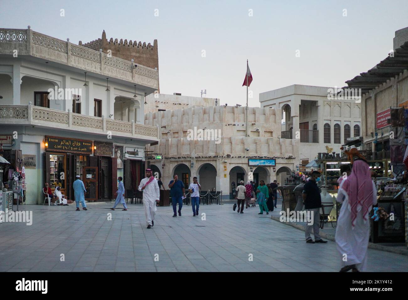 Souq Waqif, Doha, Qatar, 19 settembre 2022. La vita quotidiana in Qatar con l'avvicinarsi della Coppa del mondo FIFA 2022. Turisti, residenti e locali a piedi intorno Souq Waqif. Foto Stock