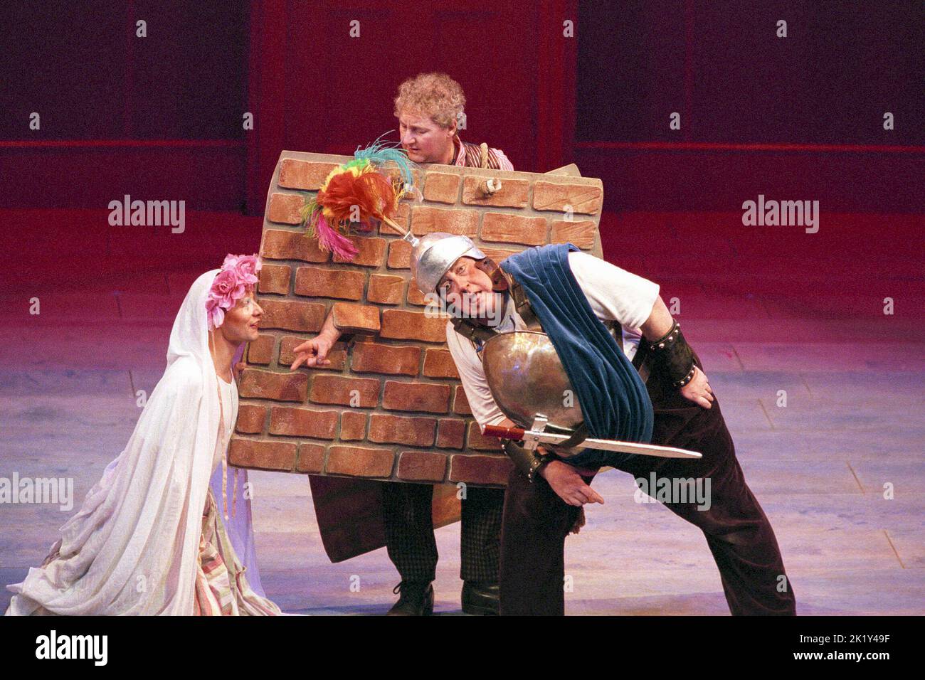 l-r: Daniel Evans (Francis Flute / Thisby), Howard Crossley (Tom Snout / Wall), Desmond Barrit (Bottom / Pyramus) in Un SOGNO NOTTURNO DI MEZZA ESTATE di Shakespeare alla Royal Shakespeare Company (RSC), Barbican Theatre, Londra EC2 25/04/1995 musica: Ilona Sekacz design: Anthony Ward Lighting: Chris Parry Lefton regista: Adrian Noble Foto Stock