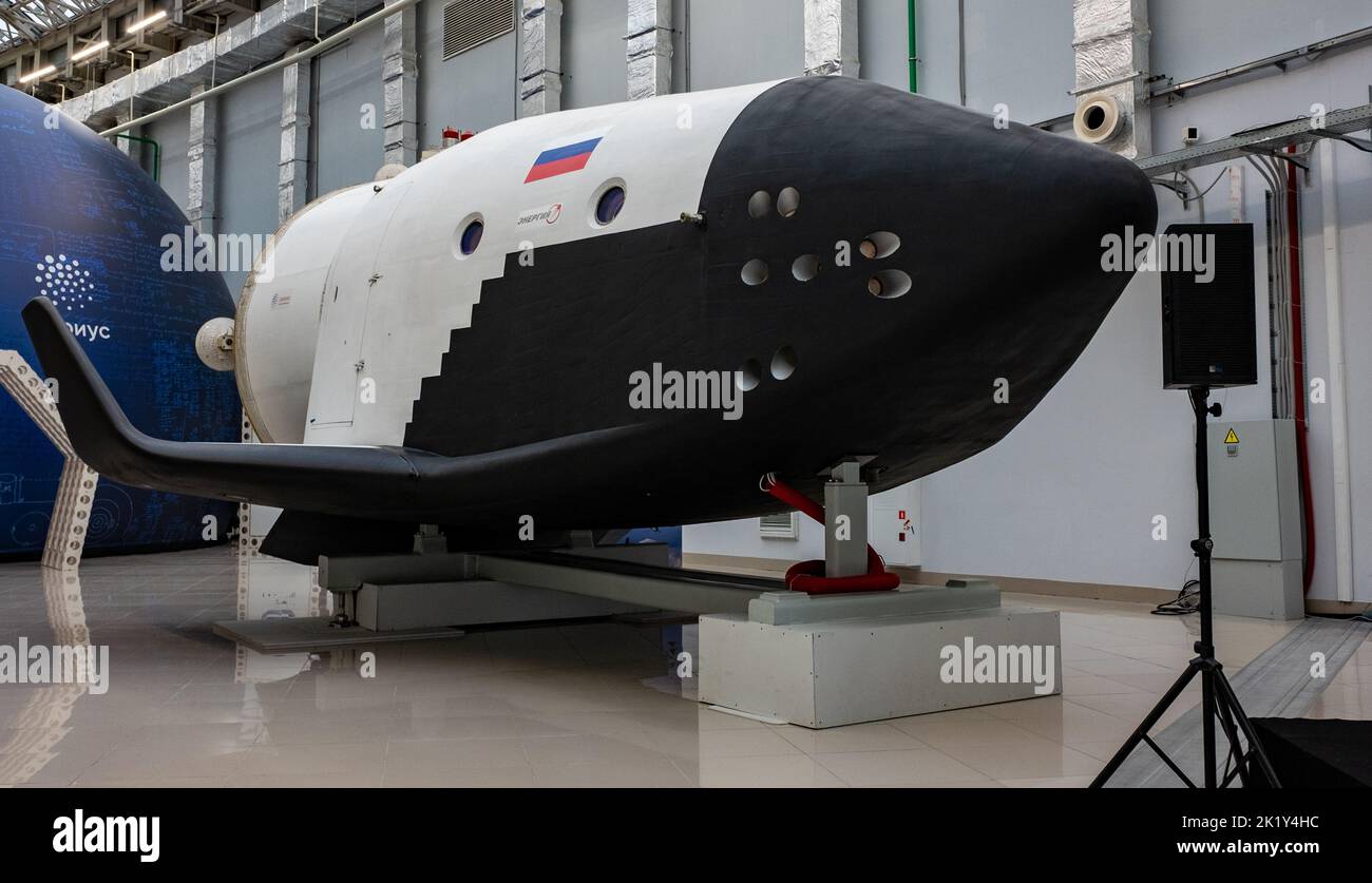 8 dicembre 2021, Sochi, Russia. Un mock-up della navicella spaziale riutilizzabile russo con equipaggio Kliper. Foto Stock
