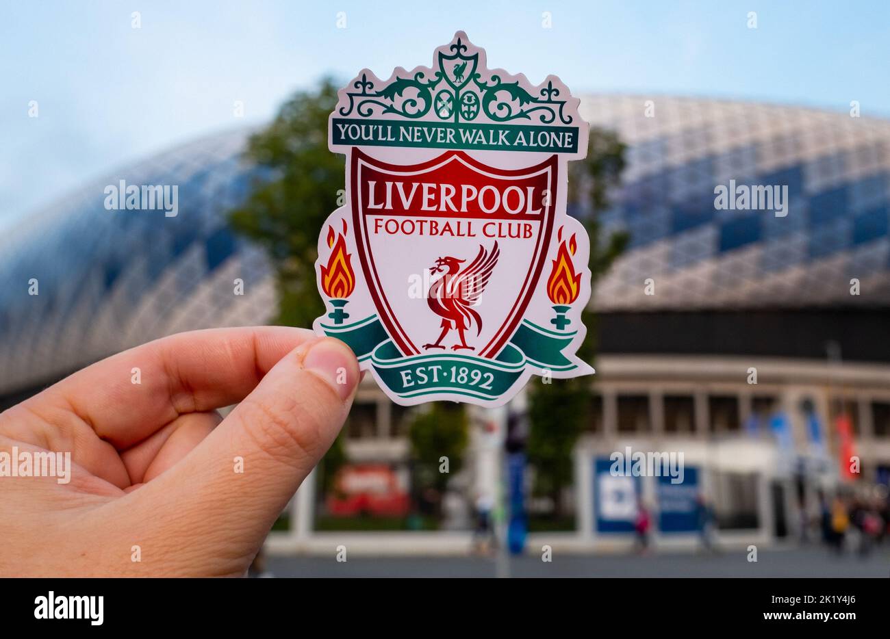 12 settembre 2021, Liverpool, Regno Unito. Liverpool F.C. Football Club emblema sullo sfondo di uno stadio moderno. Foto Stock