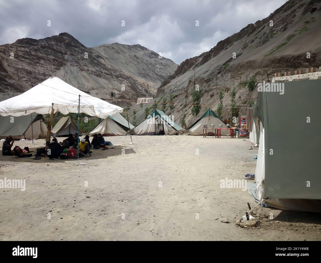 I viaggiatori fanno una sosta a Pang, una sosta utile, sulla famosa autostrada, per il turismo, tra Manali, Himachal Pradesh a Leh, Ladhak, Jammu & Kashmir i. Foto Stock