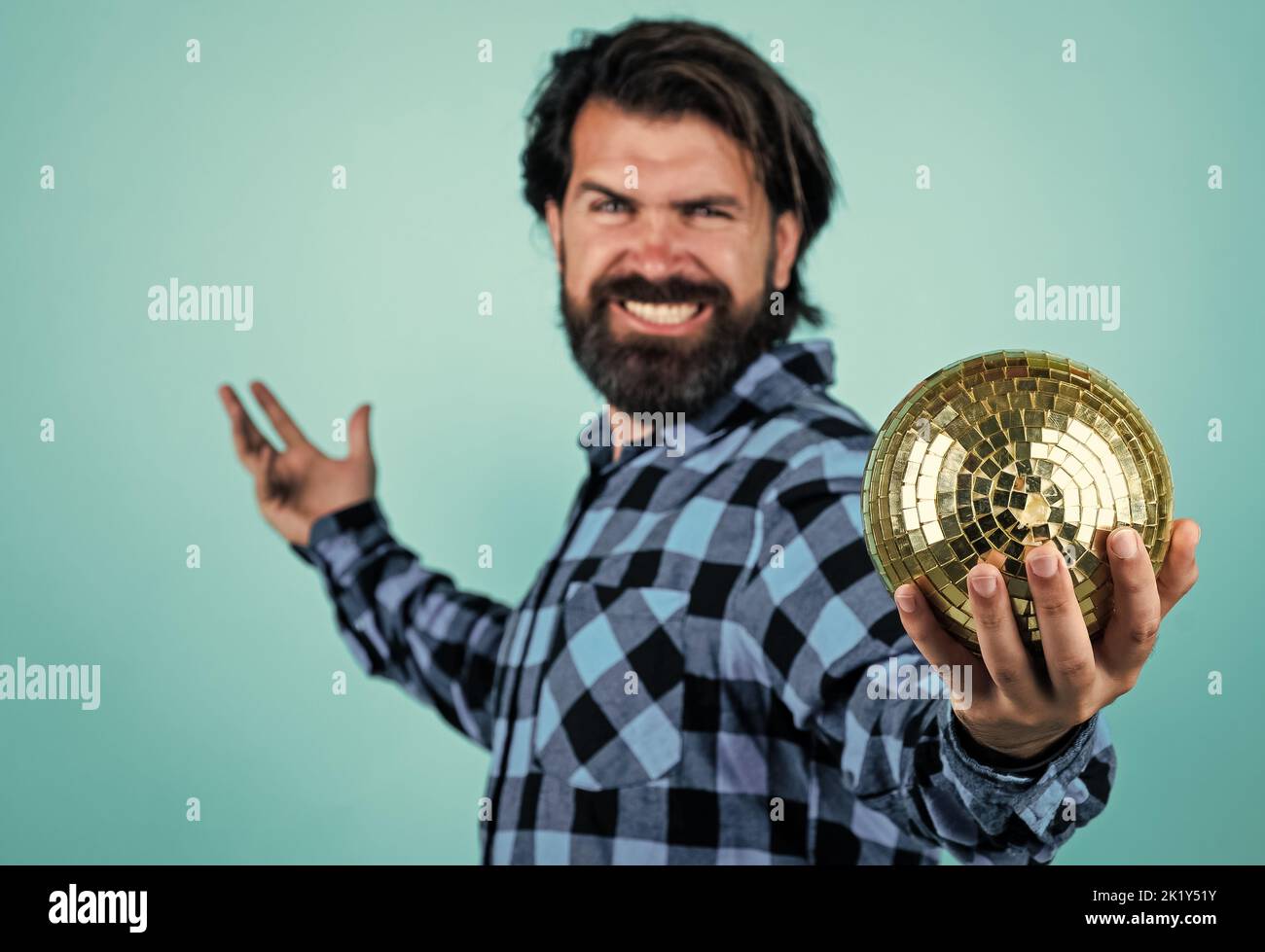 bel hipster ragazzo con baffi e barba tenere disco palla, danza Foto Stock
