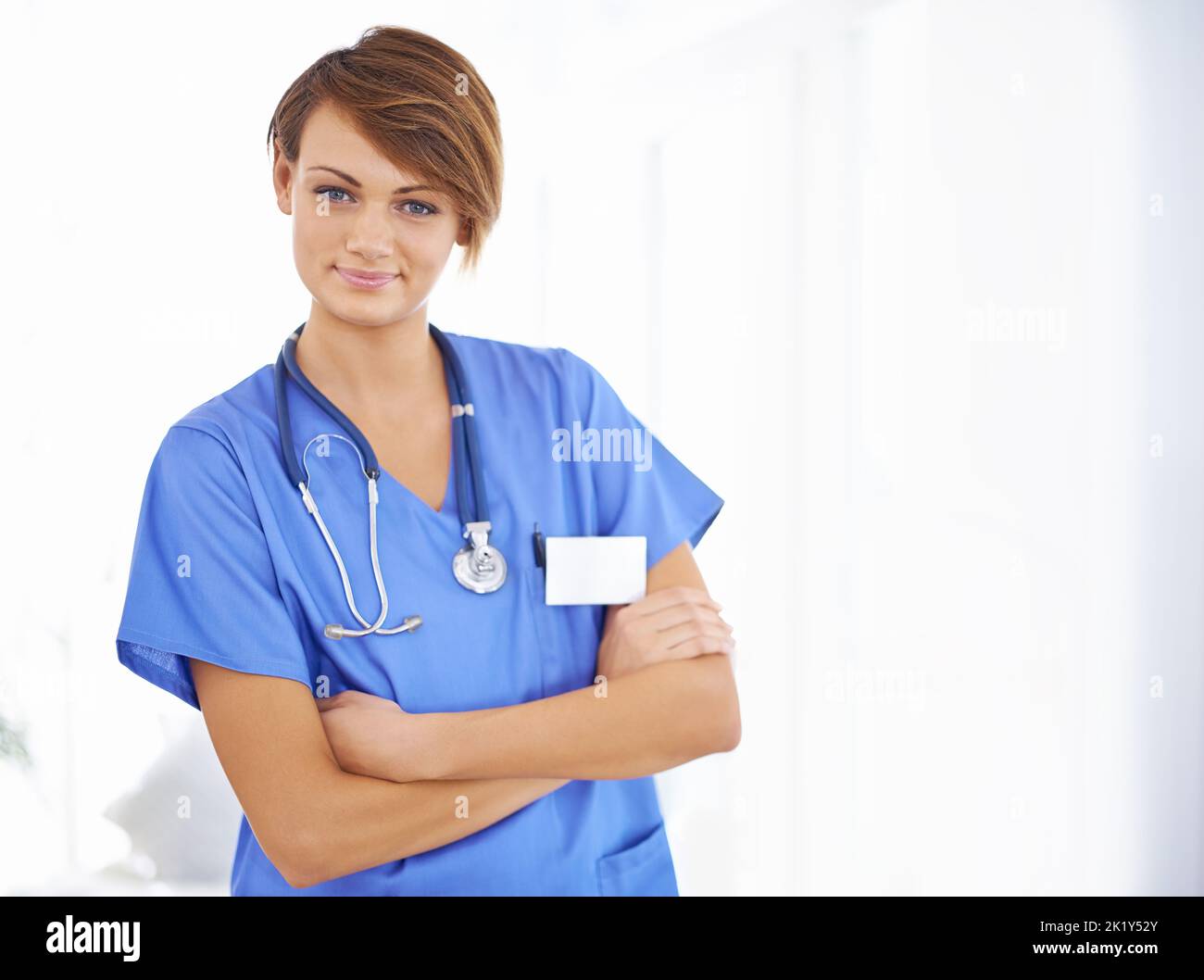 Shes ha ottenuto la fiducia nella vostra comodità e cura. Ritratto di un giovane medico sicuro che indossa scrub blu. Foto Stock