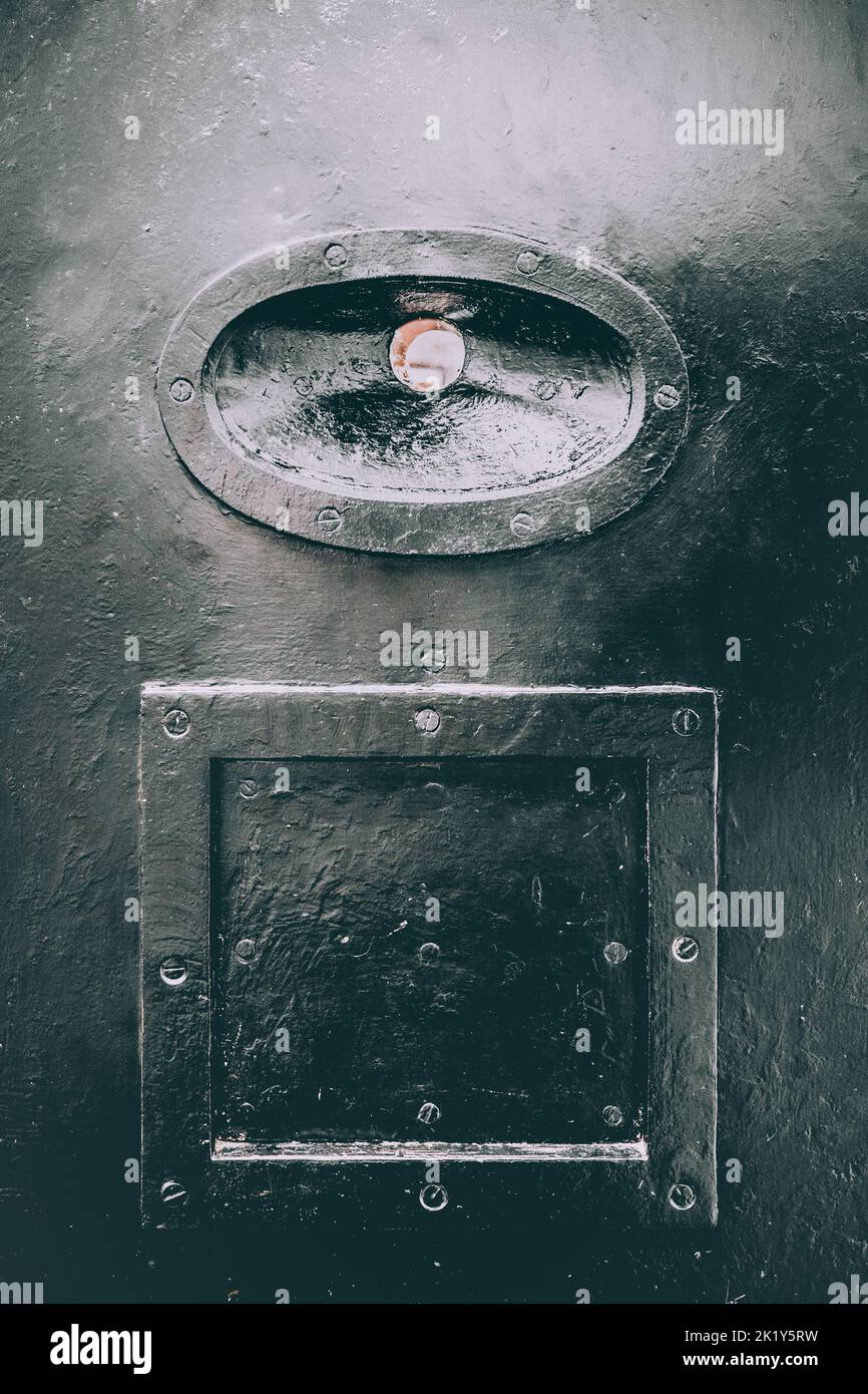 Porta della cella della prigione vittoriana nera. Foto Stock
