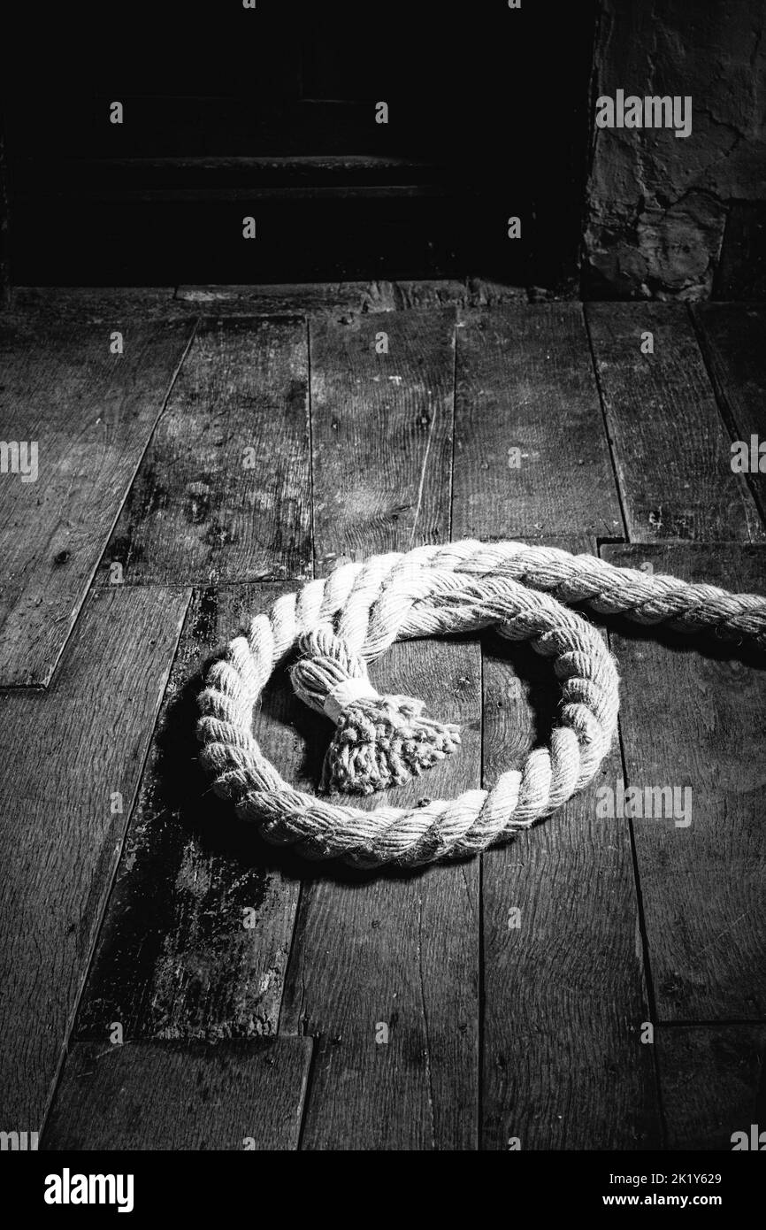 Una bobina di corda su pavimenti in quercia in una casa padronale medievale ormeggiato. Foto Stock