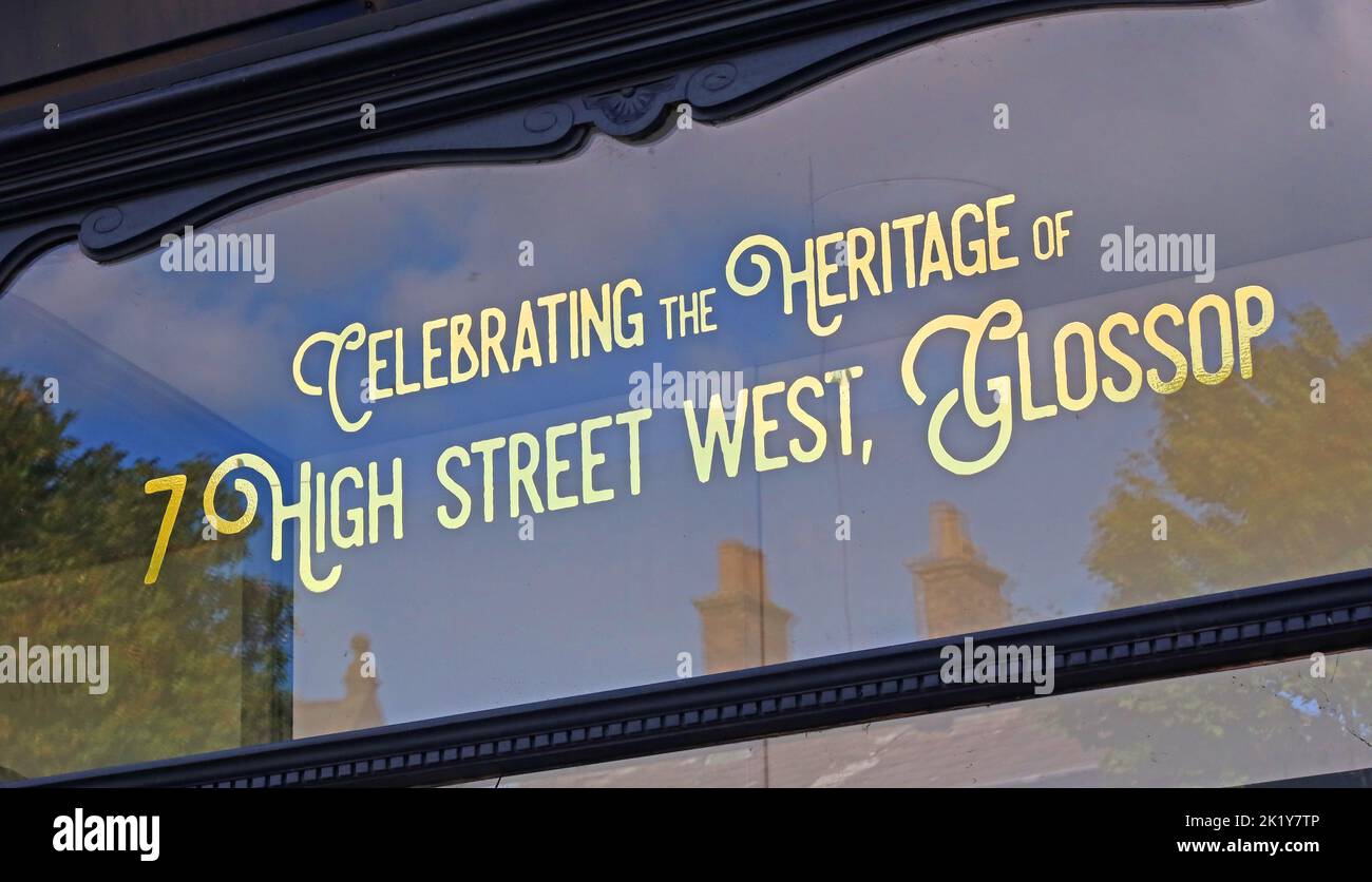 Findley McKinlay Chemist mosaico - celebrando il patrimonio, di 70 High St West, Glossop, High Peak, Derbyshire, Inghilterra, Regno Unito, SK13 8BH Foto Stock
