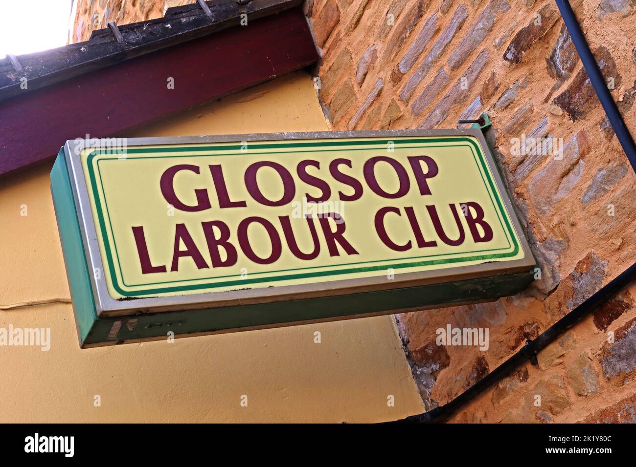 Firma al Glossop Labour Club, 11-13 Chapel St, Glossop, High Peak, Derbyshire, INGHILTERRA, REGNO UNITO, SK13 8AT Foto Stock