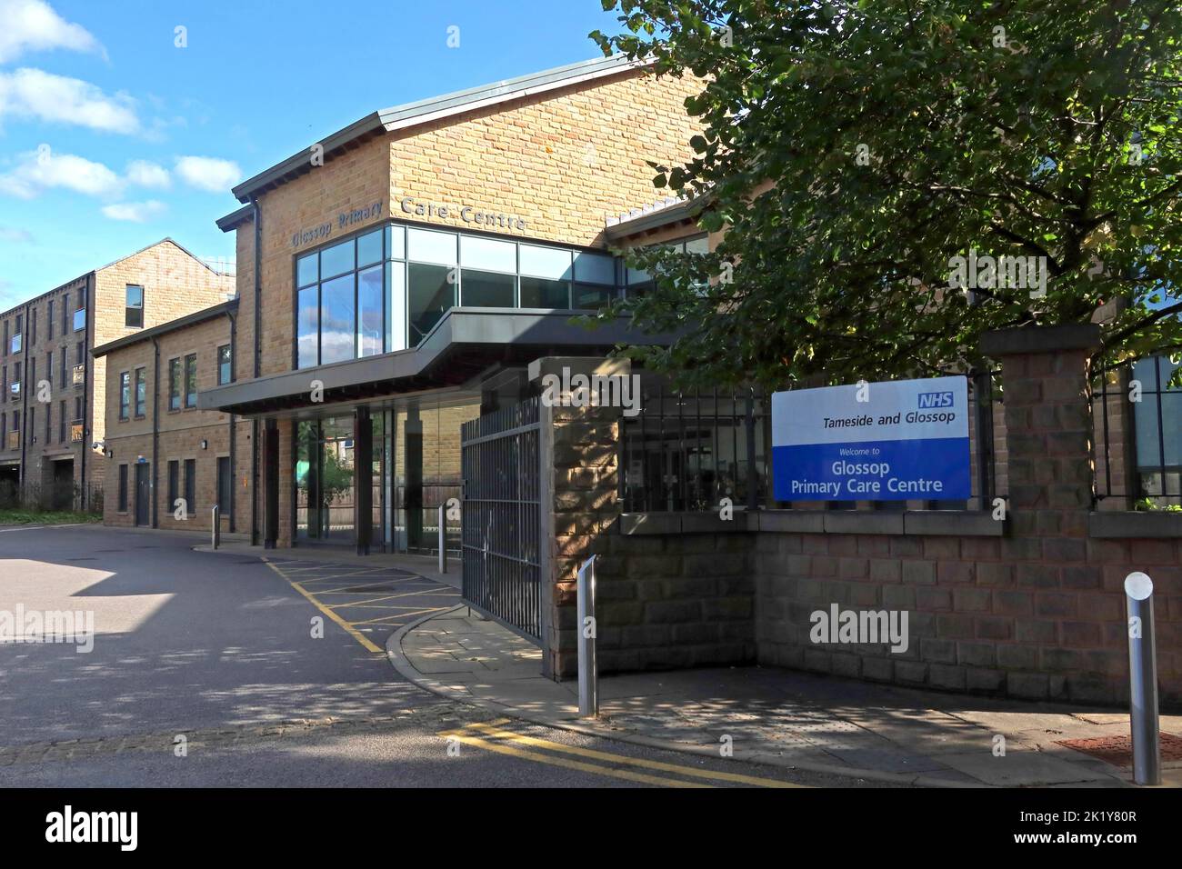 NHS Tameside and Glossop, Primary Care Centre, Foundation Trust, George Street, Glossop, High Peak, Derbyshire, Inghilterra, Regno Unito, SK13 8AY Foto Stock