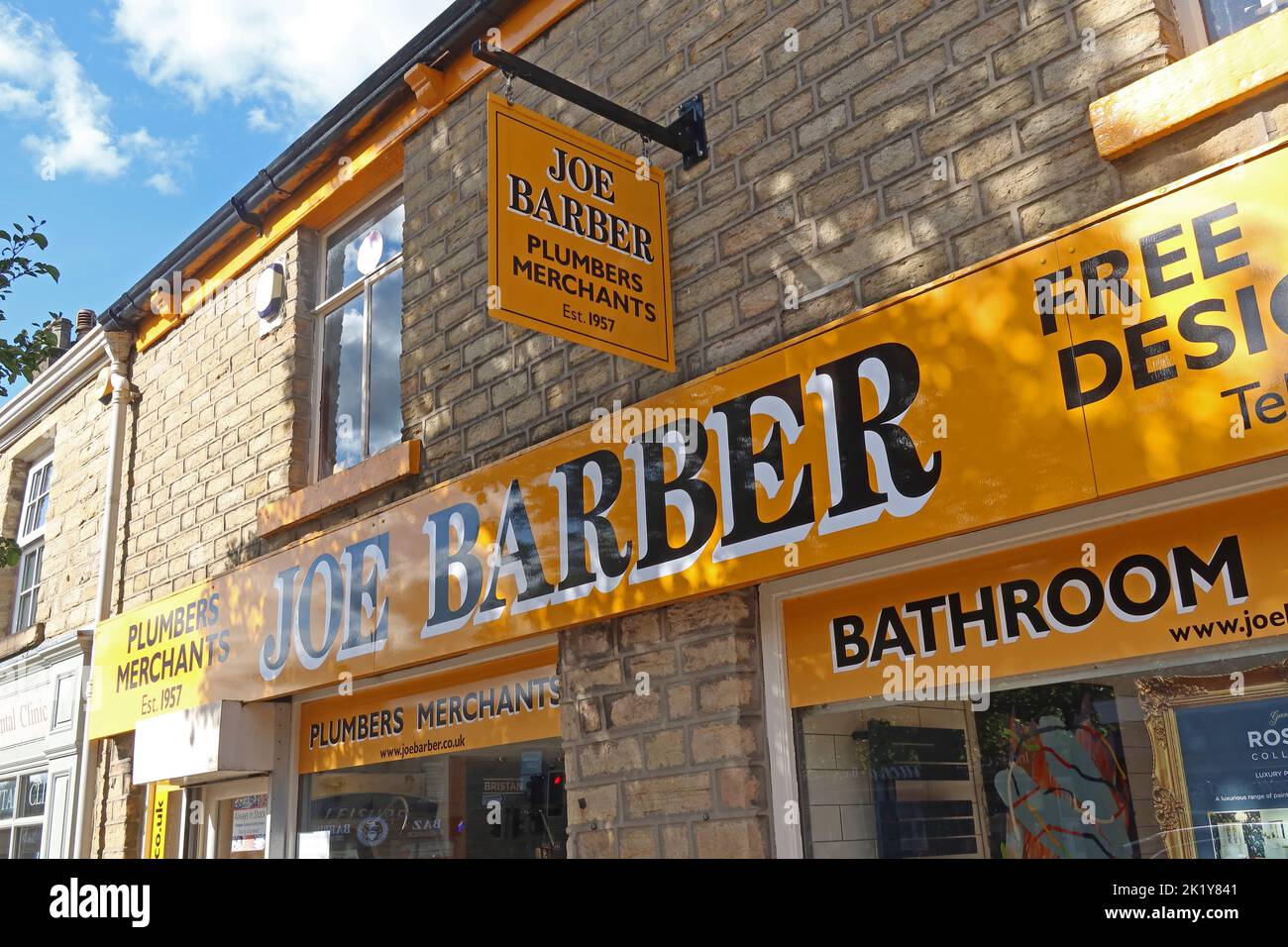 Joe Barber Plumber Merchant, fondato 1957, 66-68 High Street West, Glossop, High Peak, Derbyshire, Inghilterra, REGNO UNITO, SK13 8BH Foto Stock
