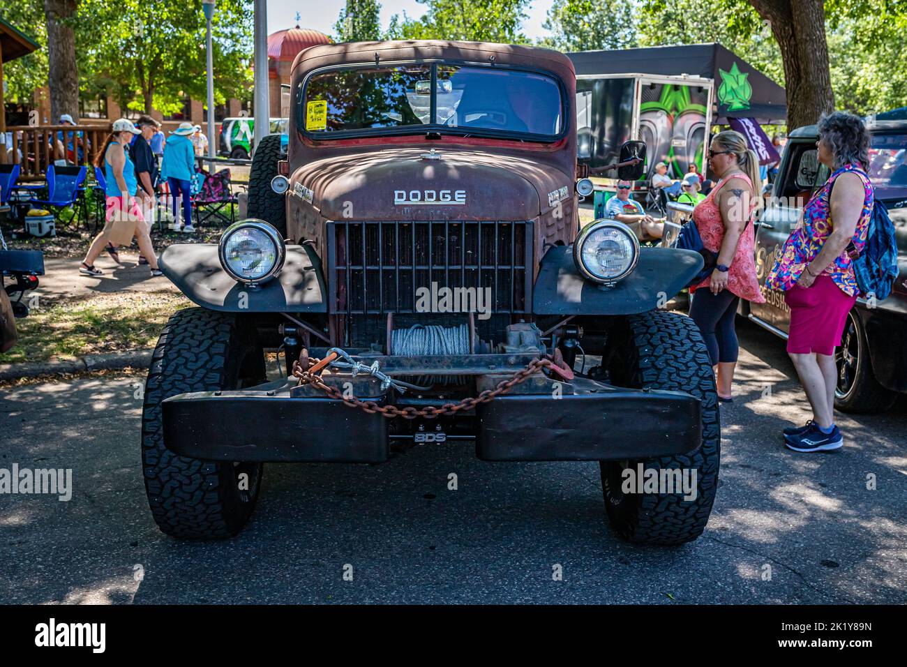 Falcon Heights, Minnesota - 18 giugno 2022: Vista frontale in prospettiva alta di un camion Dodge Power Wagon Pickup 1956 in una fiera automobilistica locale. Foto Stock