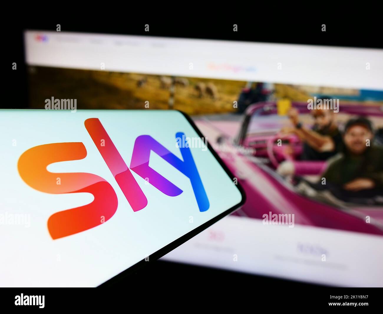 Cellulare con il logo della società di media britannica Sky Group Limited sullo schermo di fronte al sito web aziendale. Messa a fuoco al centro a destra del display del telefono. Foto Stock