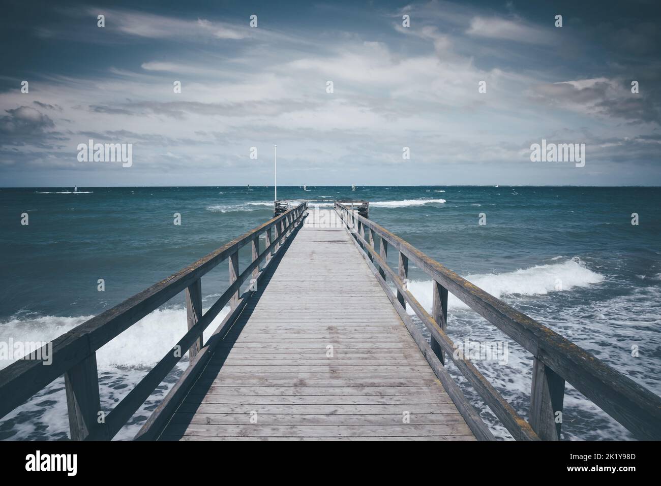 Molo di legno sul mare baltico ruvido nelle giornate buie e ventose, sul mare tedesco Foto Stock