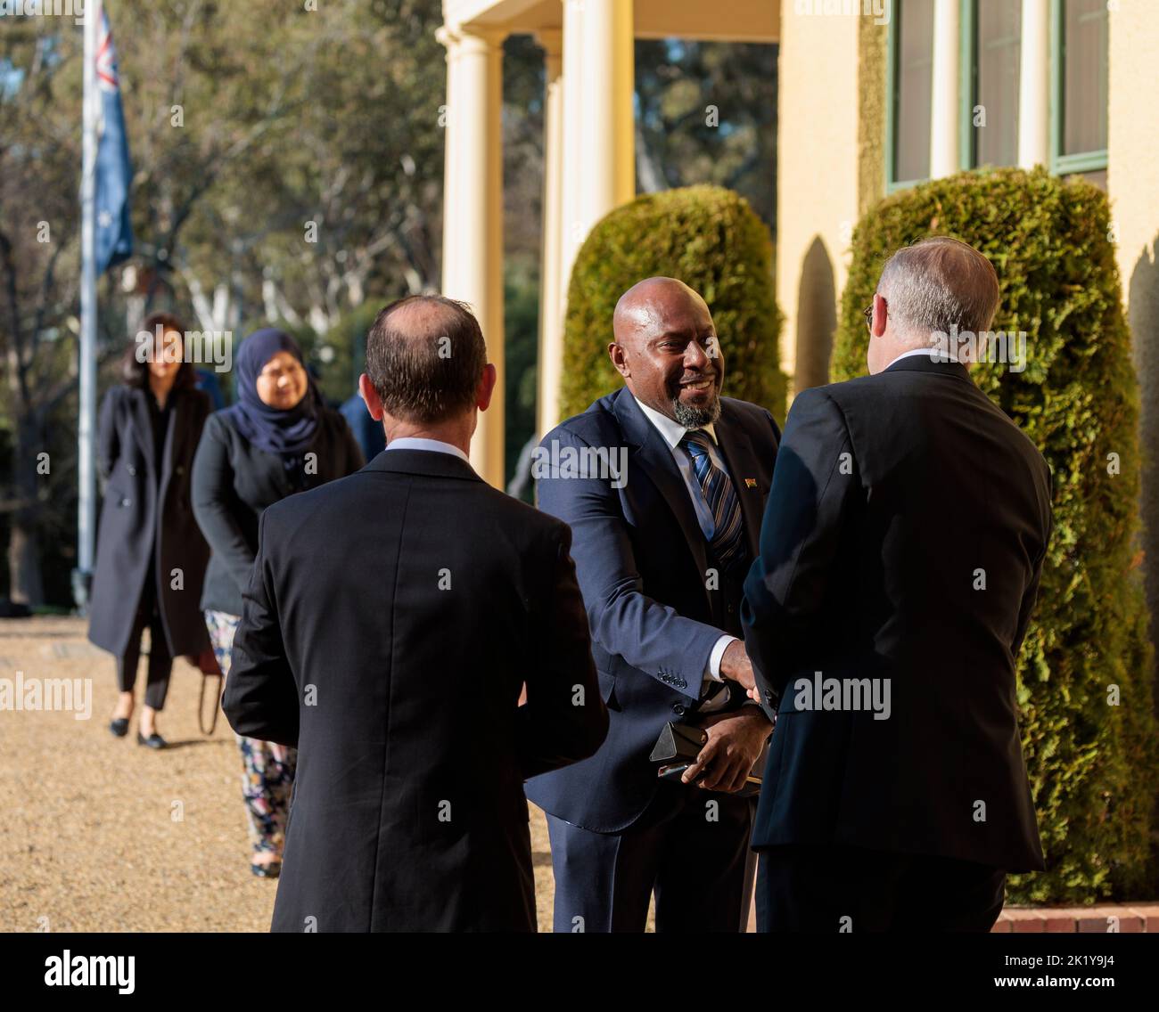 Il primo Ministro australiano Anthony Albanese saluto l'Alto Commissario di Vanuatu Samson fare Foto Stock