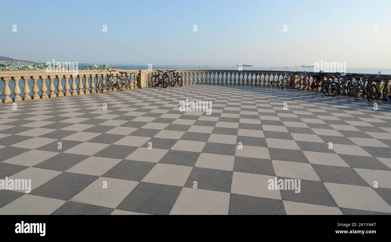 La Terrazza Mascagni è uno dei luoghi più eleganti e suggestivi di Livorno e si trova sul lungomare ai margini di Viale Italia. Foto Stock