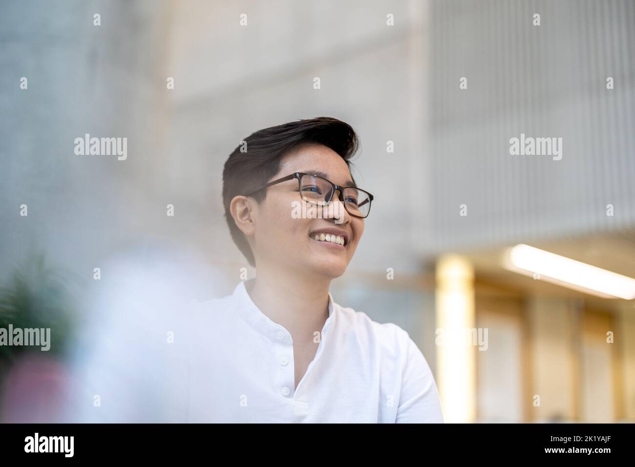 Ritratto di un giovane sorridente in ufficio Foto Stock
