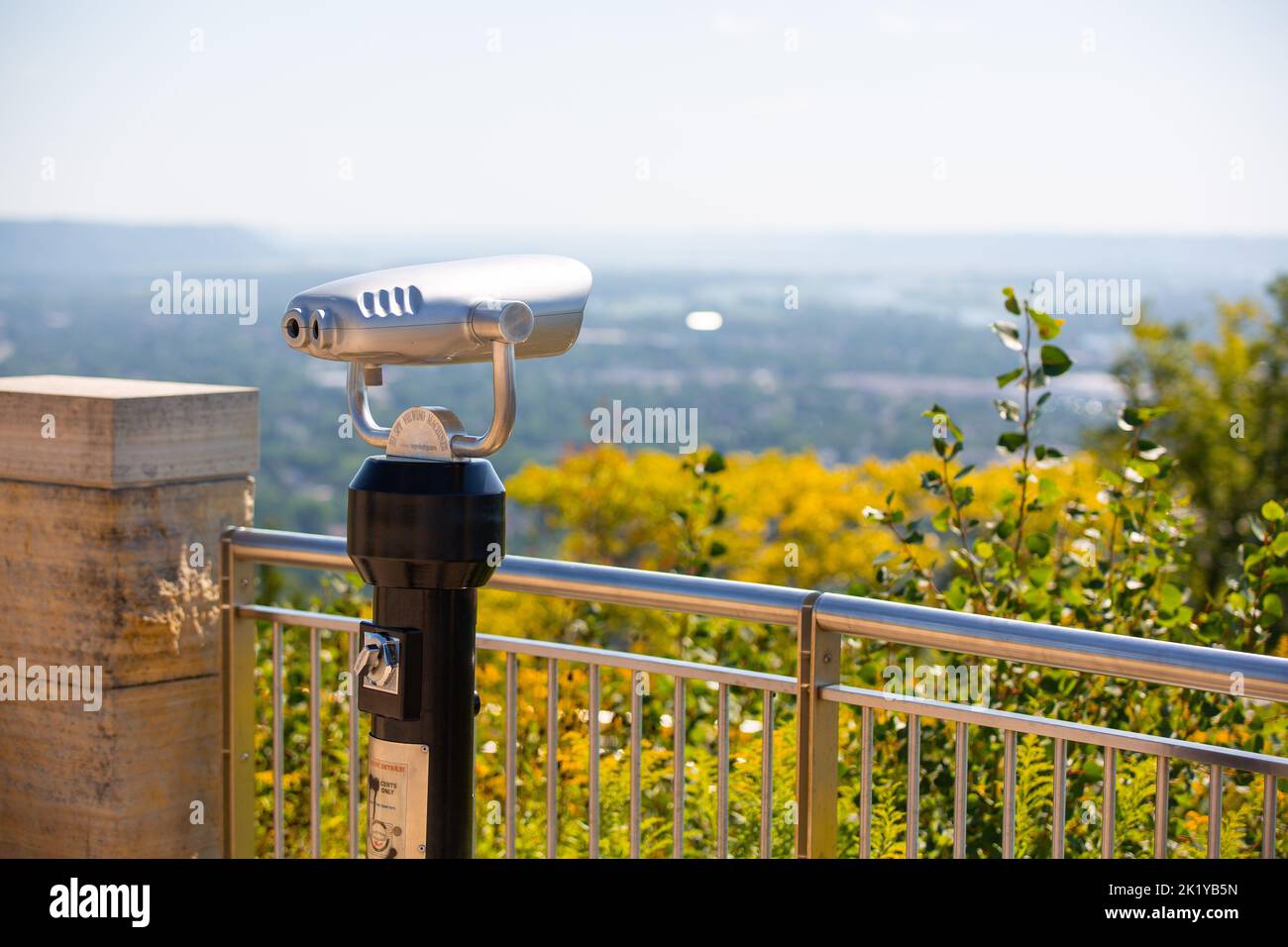 Binocoli a pagamento di fronte a una ringhiera al parco Grandad Bluff che si affaccia su la Crosse Foto Stock