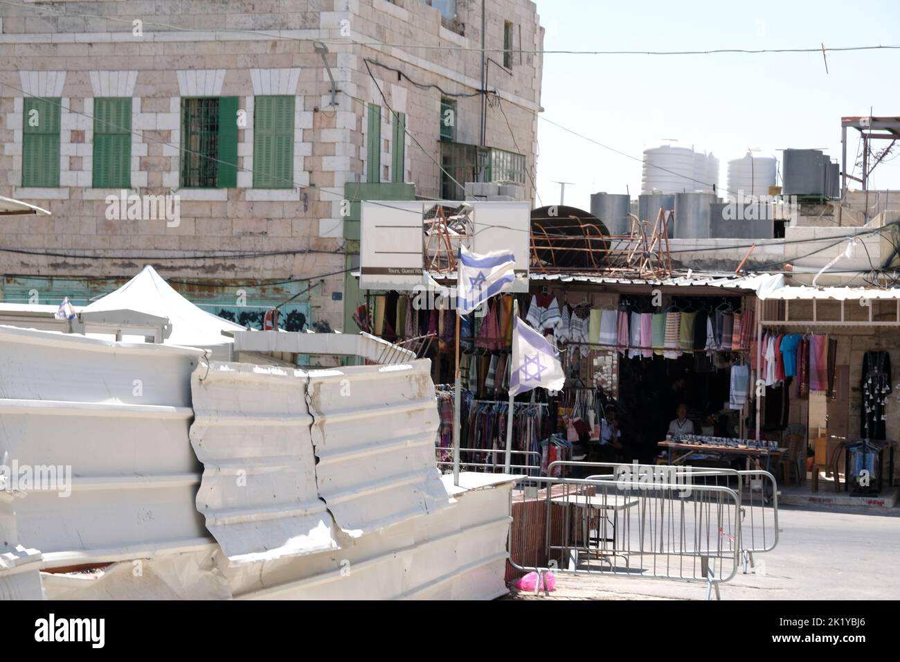 Negozio di souvenir palestinese nella zona di esclusione militare di Hebron Foto Stock