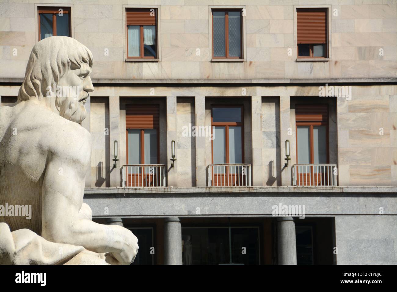 Piazza CLN è una piccola piazza nel centro storico di Torino progettata da Marcello Piacentini, durante il periodo fascista con due fontane di po e D. Foto Stock