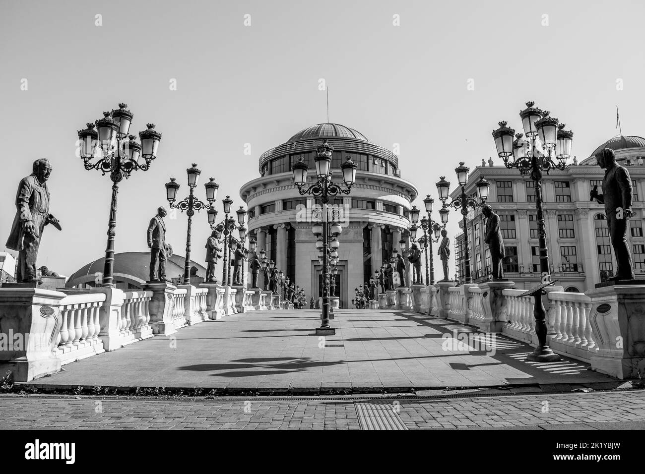 Statue e paletti decorano il Ponte dell'Arte, attraversando il fiume Vardar, Skopje, Macedonia settentrionale. Girato durante il giorno in una giornata estiva. Foto Stock