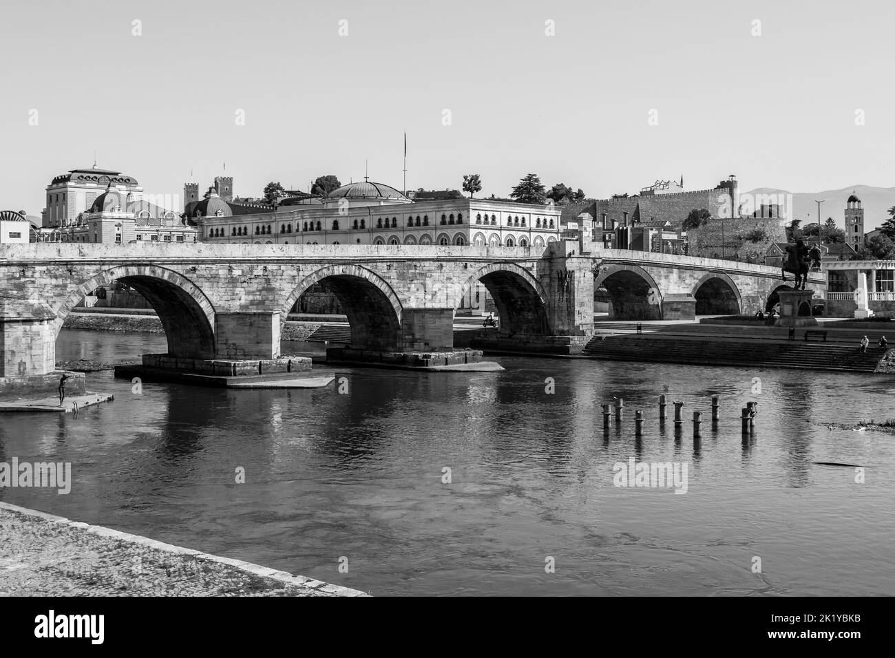 Il ponte di pietra che attraversa il fiume Vardar nella città di Skopje, Macedonia settentrionale, in una giornata estiva. Punto di riferimento storico nell'ex città jugoslava. Foto Stock