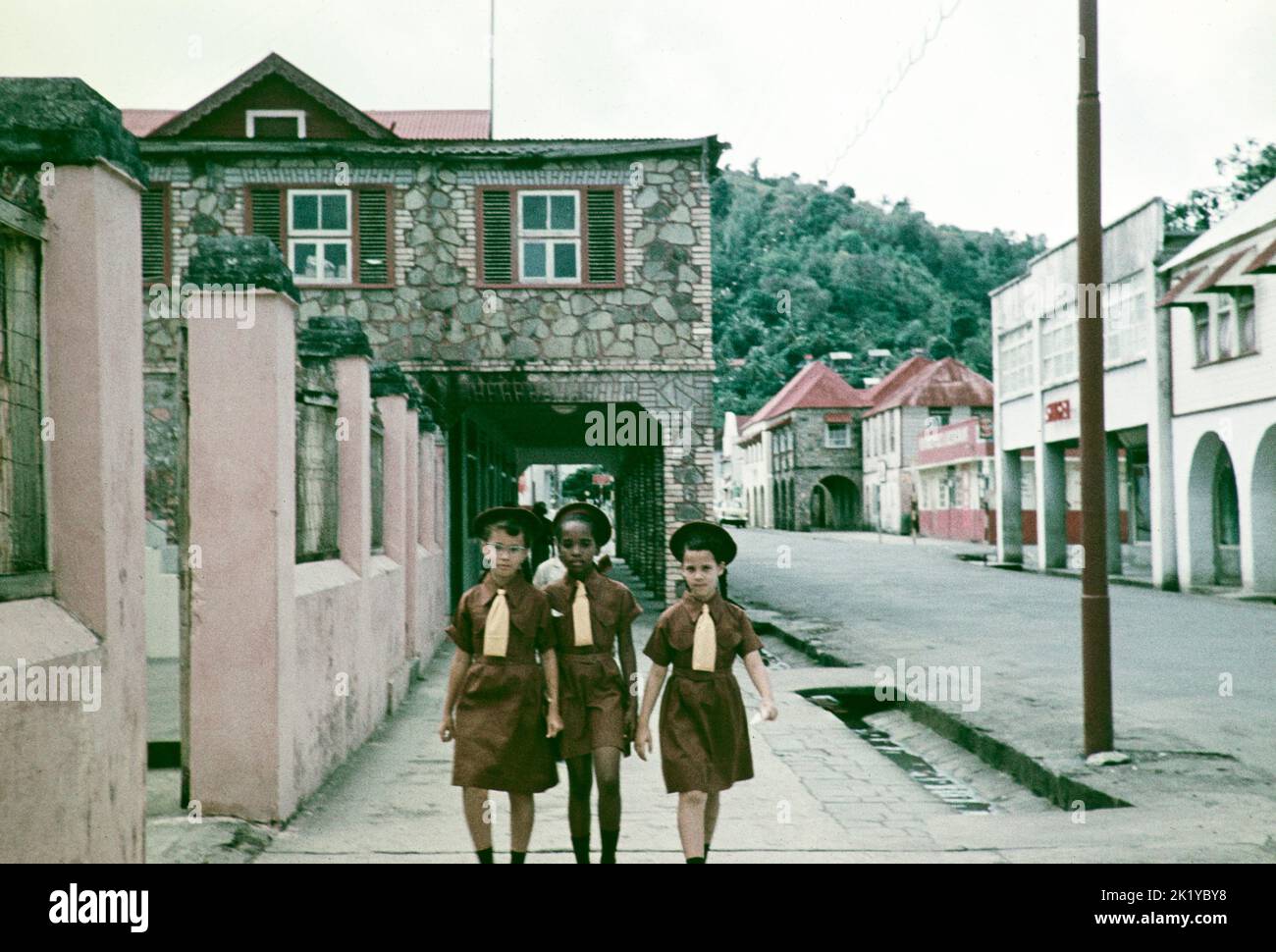 Tre giovani girlw che indossano uniformi Brownie, Kingstown, St Vincent, Windward Islands, West Indies, 1962 Foto Stock