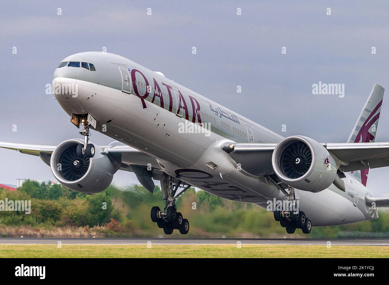 Qatar Airways Boeing 777-300/ER registrazione A7-BEK decollo all'aeroporto di Manchester. Foto Stock