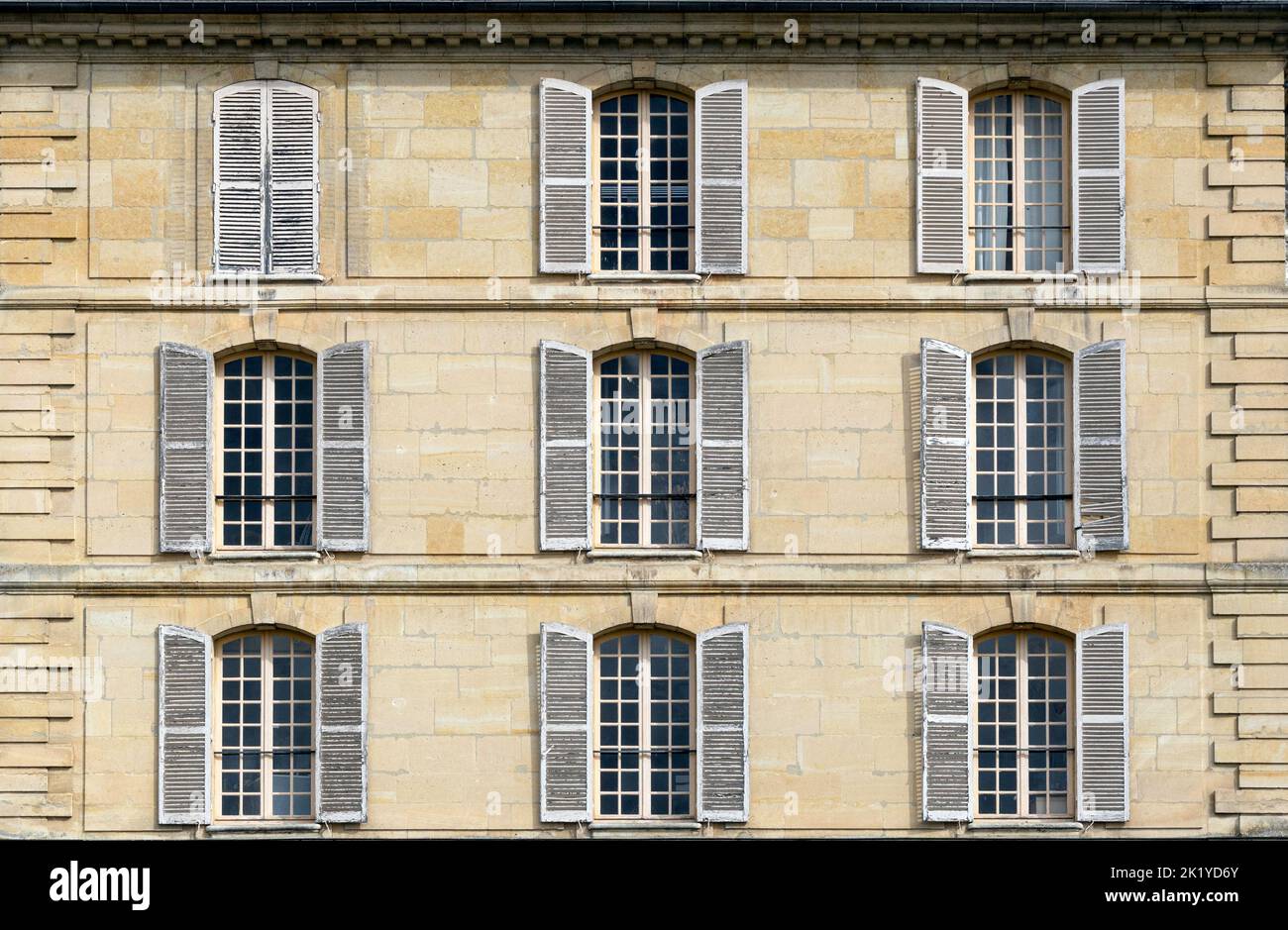 Finestre uniformi del Chateau de la Roche-Guyon in Normandia, Francia Foto Stock