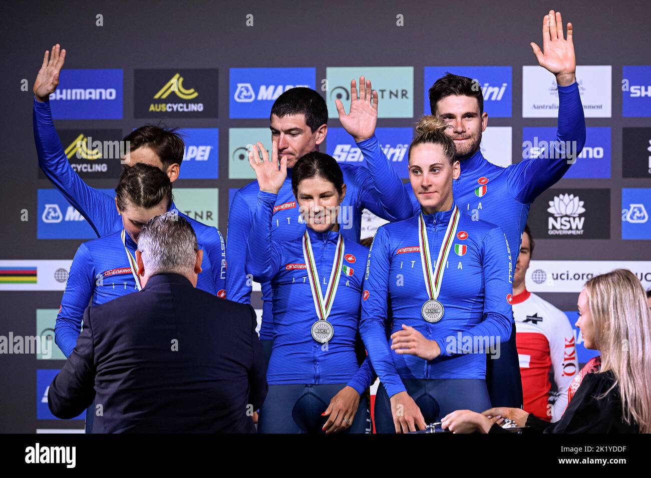 21st settembre 2022; Wollongong, Illawarra, Galles del Sud, Australia: UCI World Road Cycling Championships, secondi classificati l'Italia sul podio per la staffetta mista Team Time Trial Foto Stock