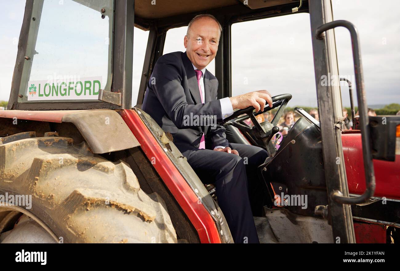 Taoiseach Micheal Martin siede in un trattore mentre visita i Campionati nazionali di aratura a Ratheniska Co Laois. Data immagine: Mercoledì 21 settembre 2022. Foto Stock
