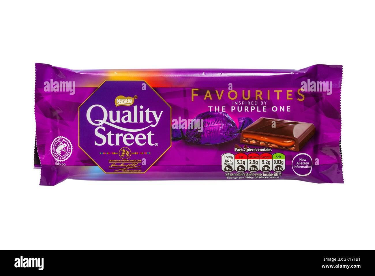 Bar of Quality Street Favourites ispirato al viola uno tavoletta di cioccolato di Nestle isolato su sfondo bianco Foto Stock