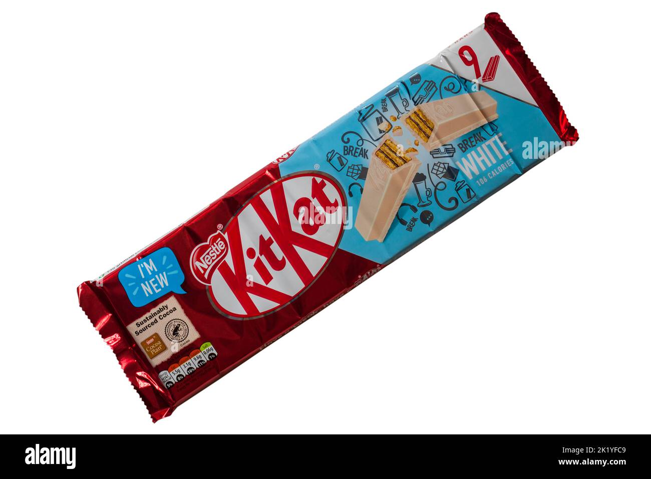 Pacchetto di KitKat Nestle bianco isolato su sfondo bianco - Kit Kat kitkats kit kats - croccante cialda barrette ricoperte di cioccolato bianco Foto Stock