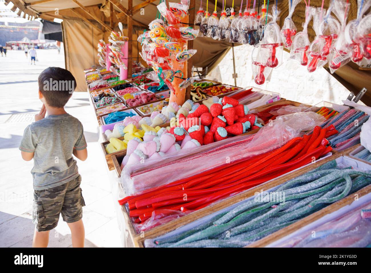 Dolci di molti tipi e colori in un mercato medievale Foto Stock