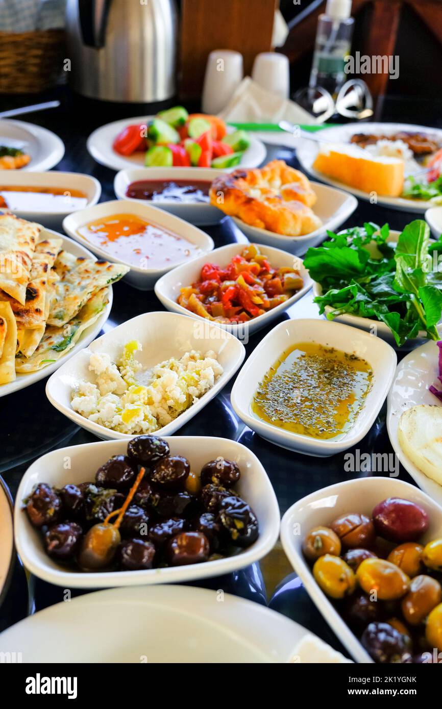 Colazione turca tradizionale. Piatti con vari antipasti. Foto Stock