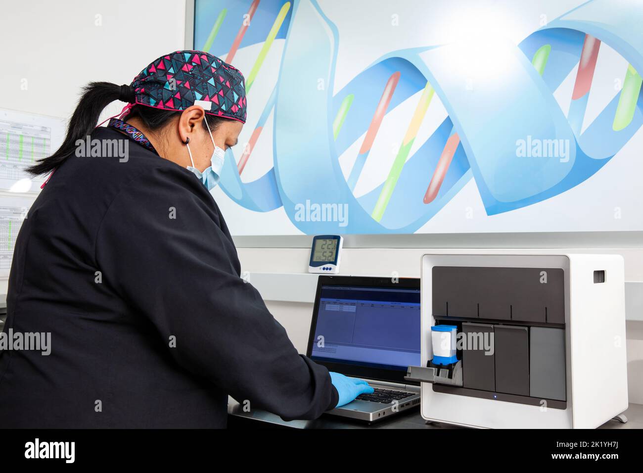 Scienziato femminile che lavora in laboratorio con un termociclatore. Tecnica di reazione a catena della polimerasi. Tecnica PCR Foto Stock